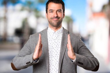 Yakışıklı adam bir şey odaklanmamış arka planda tutan