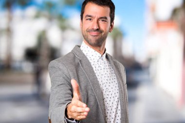 Yakışıklı adam odaklanmamış arka plan üzerinde anlaşma