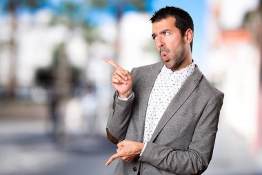 Yakışıklı adam odaklanmamış arka planda dans