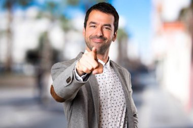 Yakışıklı adam odaklanmamış arka plan üzerine açık için işaret