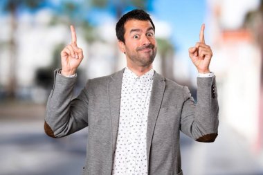 Yakışıklı adam odaklanmamış arka plan üzerinde yukarı dönük