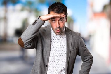 Yakışıklı adam bir şey odaklanmamış arka plan üzerinde gösterilen