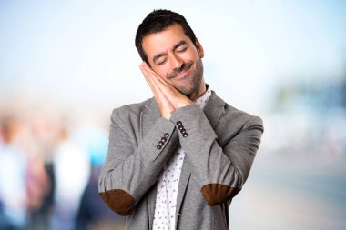 Yakışıklı adam yapma uyku jest odaklanmamış arka plan üzerinde