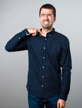 Gri zemin üzerine ateş ile yakışıklı