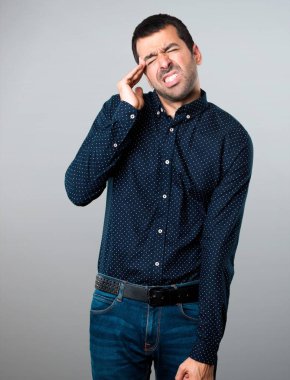 Gri arka plan üzerinde hayal kırıklığına yakışıklı adam