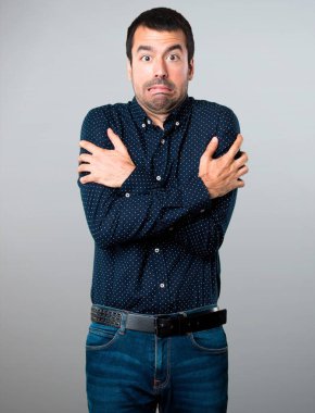 Yakışıklı adam gri arka plan üzerinde dondurma