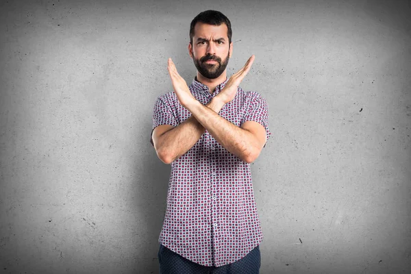 Hiçbir hareketi yapan yakışıklı erkek