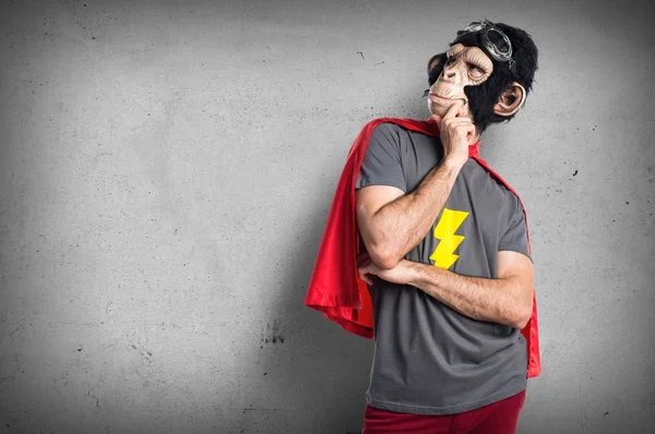 Homem macaco super-herói pensando — Fotografia de Stock