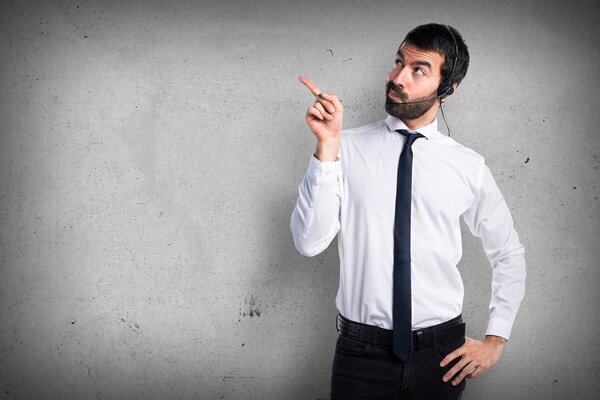 Молодой человек с наушниками думает:
