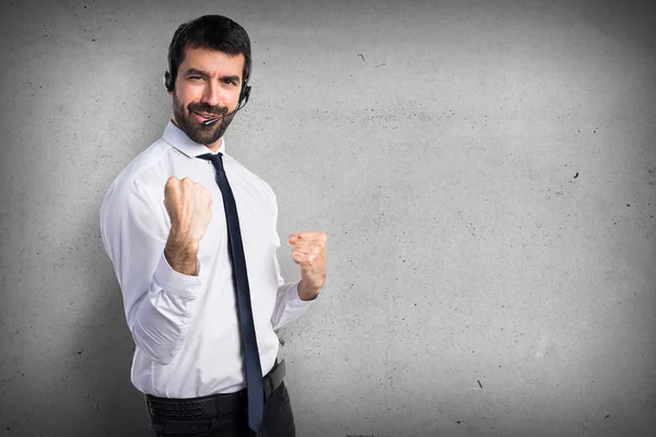 Joven afortunado con auriculares — Foto de Stock