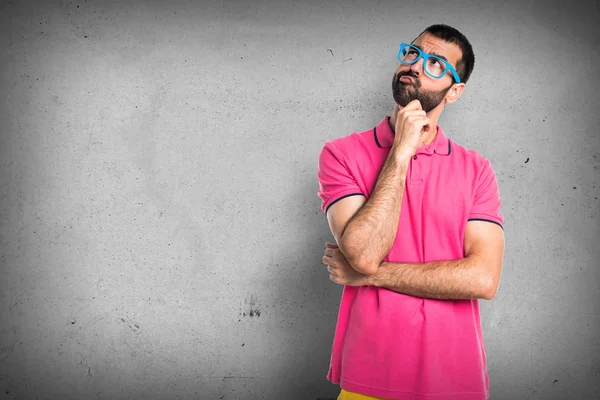 Adam renkli giysileri düşünme ile