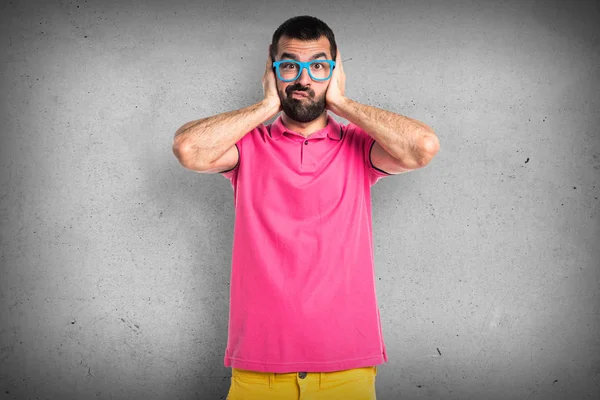 Renkli elbise kulakları kapsayan adamla