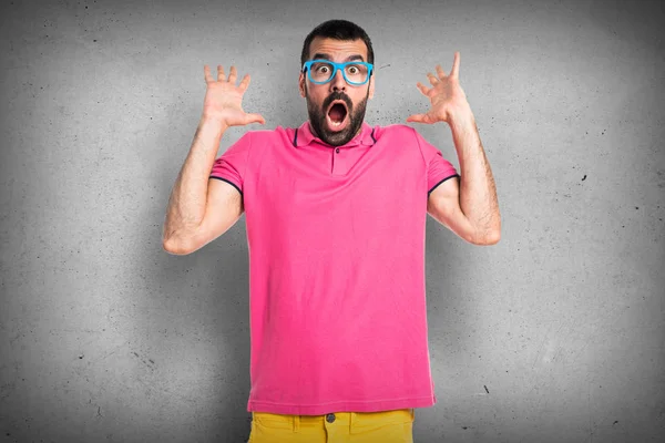 Uomo con vestiti colorati facendo gesto a sorpresa — Foto Stock