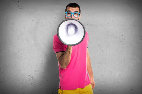 Renkli elbise megafon tarafından bağıran adamla