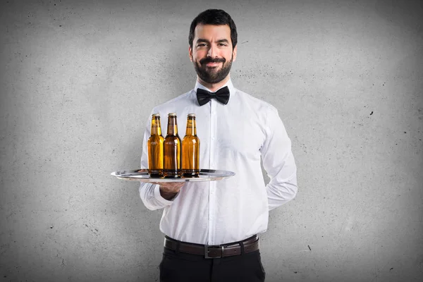 Garson tepsiye bira şişeleri ile