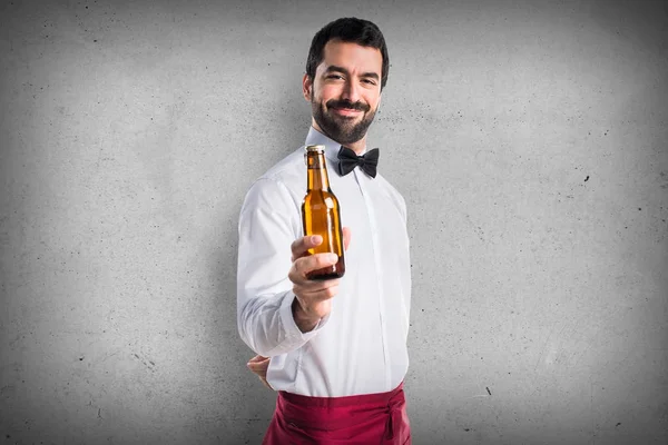 Bir bira tutan garson