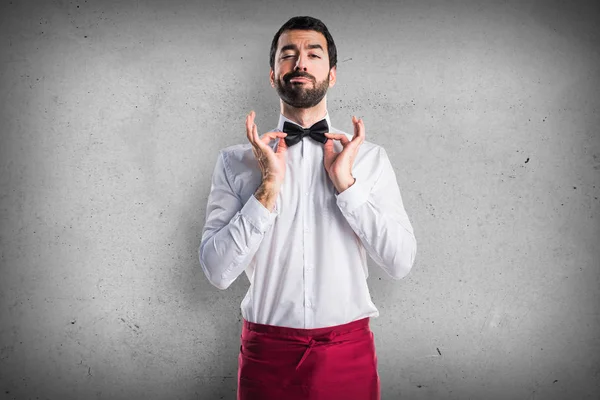 Gri arka plan üzerinde beyaz yakışıklı