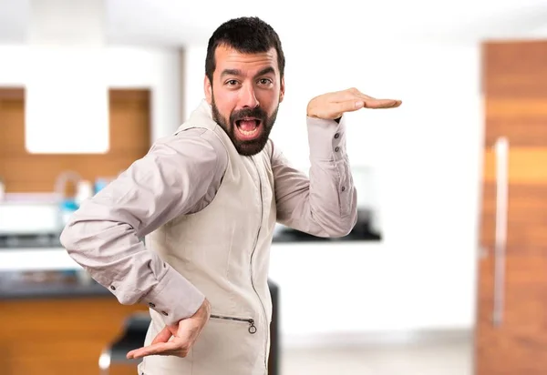 Bonito homem com colete dançando dentro de casa — Fotografia de Stock