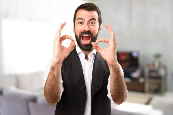 Cool homme faisant OK signe à l'intérieur de la maison — Photo