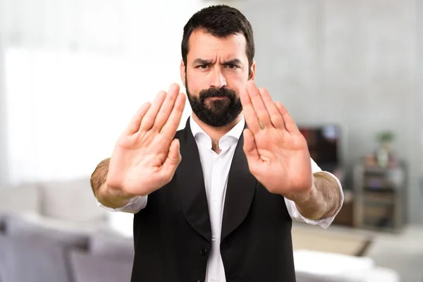 Cool hombre haciendo señal de stop dentro de la casa —  Fotos de Stock