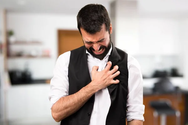 Cooler Mann mit Herzschmerzen im Haus — Stockfoto