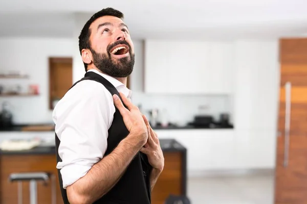 Kühler Mann, der im Haus nach oben schaut — Stockfoto