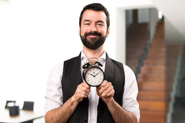 Cool homme tenant horloge vintage à l'intérieur maison — Photo