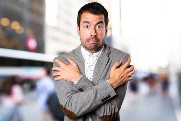 Yakışıklı adam odaklanmamış arka plan üzerinde dondurma