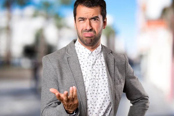 Odaklanmamış arka plan üzerinde yorgun yakışıklı adam