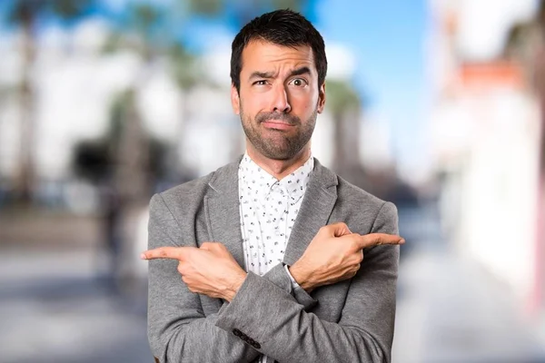 Yakışıklı adam odaklanmamış özgeçmişlerine şüpheleri laterallerin işaret