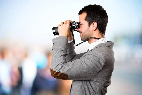 Bonito homem com binóculos em fundo desfocado — Fotografia de Stock