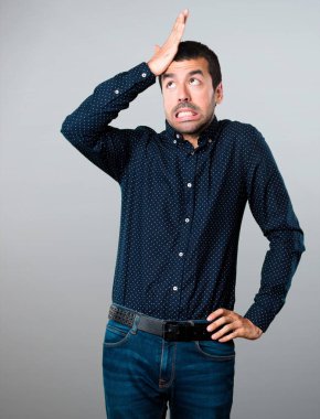 Yakışıklı adam gri arka plan üzerine şüpheleri