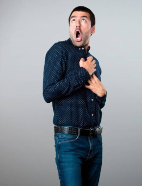 Yakışıklı adam gri arka plan üzerinde seyir