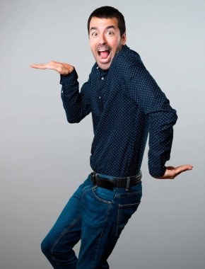 Gri arka plan üzerinde dans deli yakışıklı adam