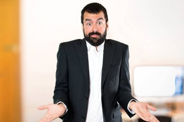 Yakışıklı işadamı ofiste önemsiz jest yapma