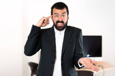 Yakışıklı işadamı ofiste deli jest yapma
