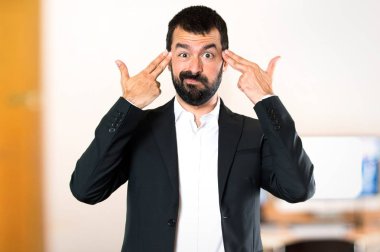 Yakışıklı işadamı yapım intihar jest ofiste