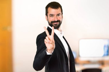 Yakışıklı işadamı iki ofiste sayma