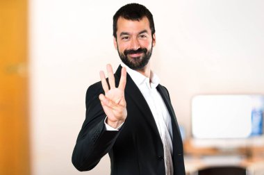 Yakışıklı işadamı üç Office sayma