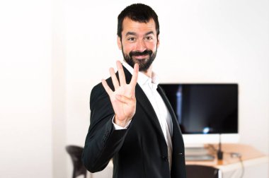 Yakışıklı işadamı dört ofiste sayma