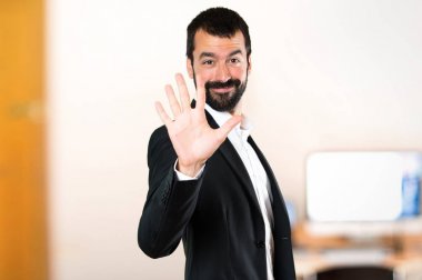 Yakışıklı işadamı beş ofiste sayma