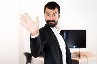 Yakışıklı işadamı ofiste selamlayan