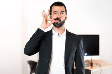 Yakışıklı işadamı yapım sessizlik jest ofiste