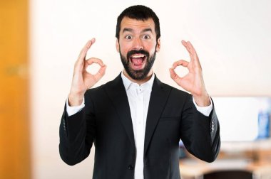 Yakışıklı işadamı ofiste imzalar tamam yapma