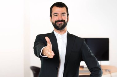Yakışıklı işadamı ofiste bir anlaşma yapma