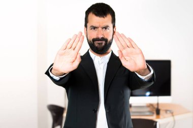 Yakışıklı işadamı dur işareti ofiste yapma