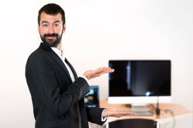 Yakışıklı işadamı ofiste bir şey sunmak