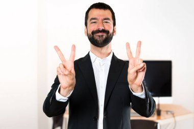 Yakışıklı işadamı yapım zafer hareketle ofis