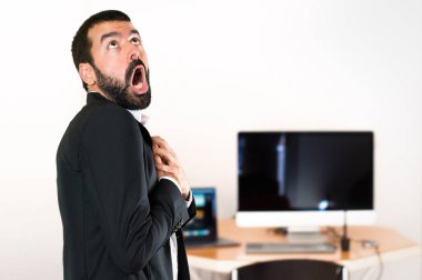 Yakışıklı işadamı ofiste ararken