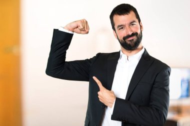 Yakışıklı işadamı ofiste güçlü jest yapma